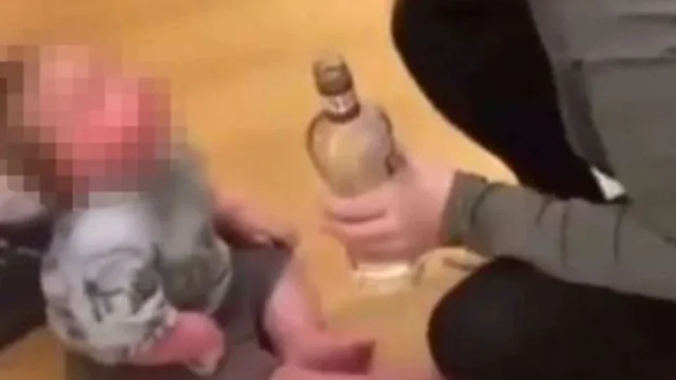 Vídeo: pais dão vodca a bebê e são presos após gravação viralizar