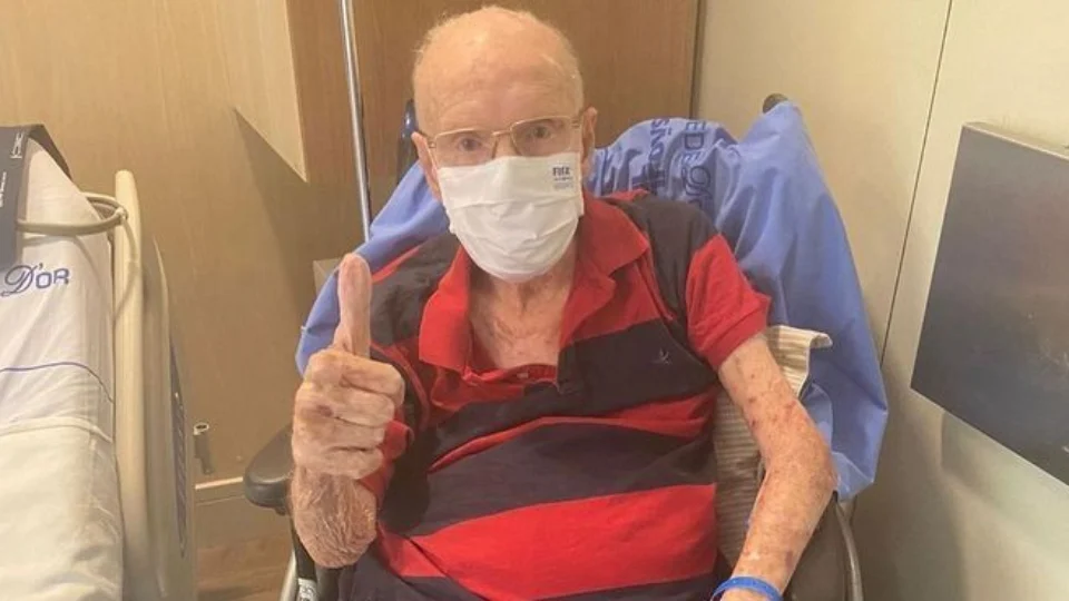 Zagallo recebe alta e deixa o hospital após tratar infecção respiratória