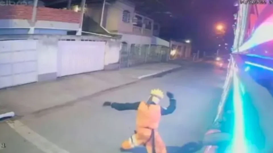 Durante tiroteio, homem fantasiado de Naruto é assassinado por engano