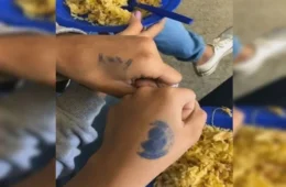 Professor carimba alunos para não repetirem merenda