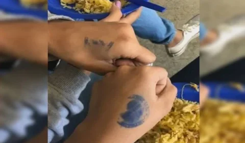 Professor carimba alunos para não repetirem merenda