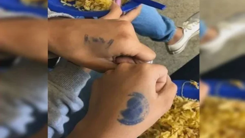 Professor carimba alunos para não repetirem merenda
