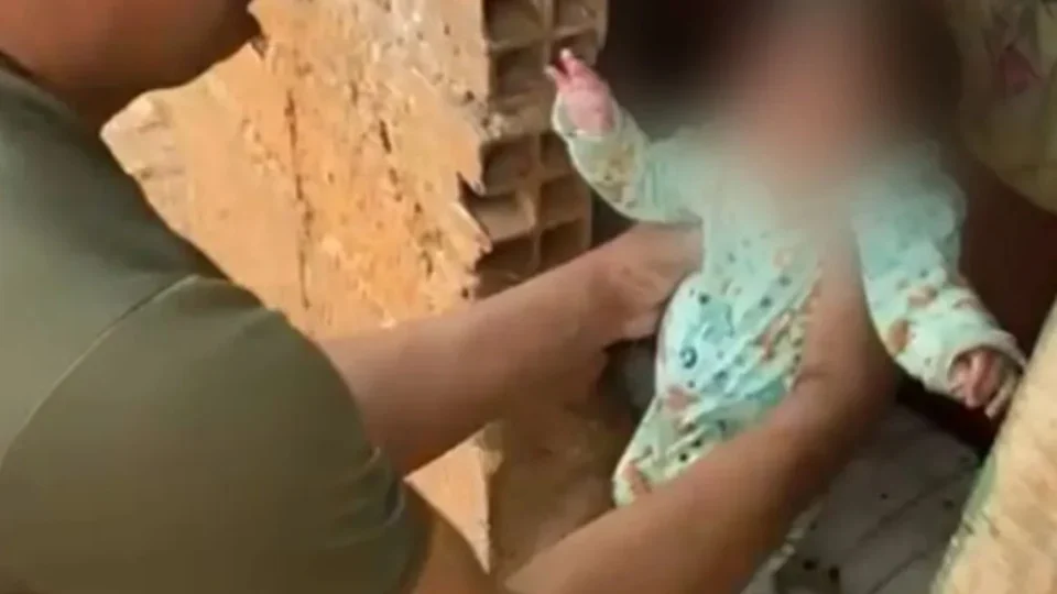 Bebê de dois meses é abandonado em barraco após mãe ser morta a facadas