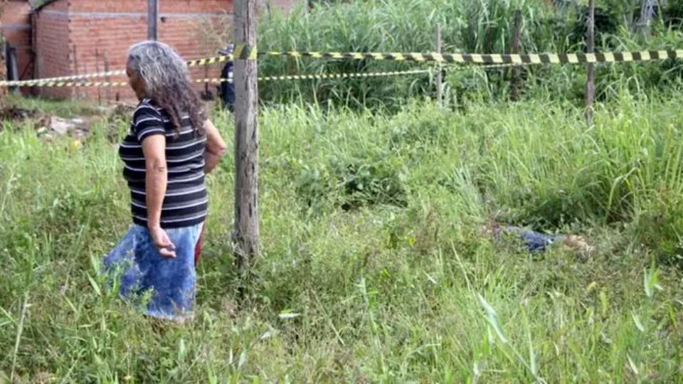 Corpo com mãos e pés amarrados é encontrado em área de mat