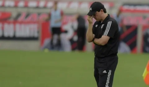 Fluminense avalia renovar contrato com Fernando Diniz para 2023