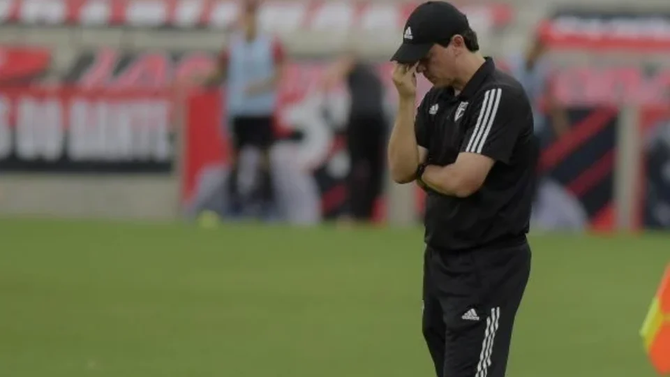 Fluminense avalia renovar contrato com Fernando Diniz para 2023