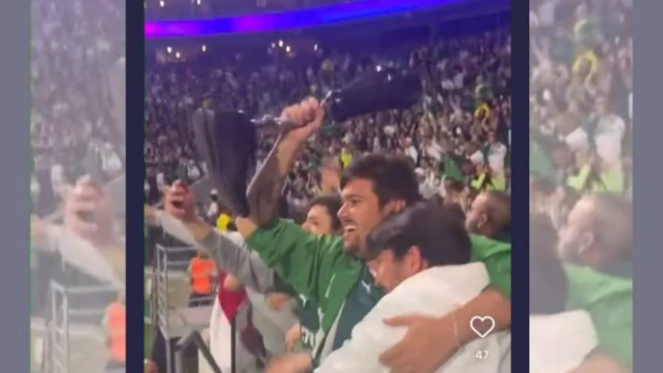 Vídeo: torcedor tira perna mecânica para comemorar gol do Palmeiras