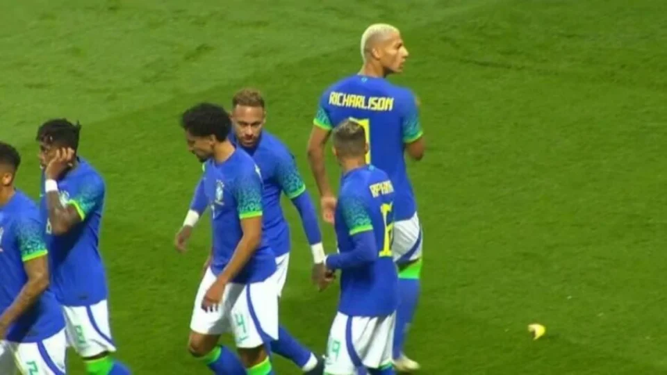 VEJA VÍDEO: Torcida joga bananas em campo após gol da Seleção Brasileira