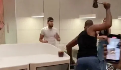 Homem destrói lanchonete com machado depois de ser rejeitado por mulher