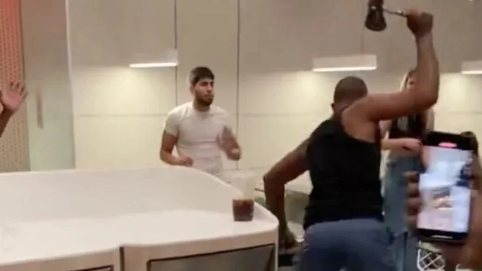 Homem destrói lanchonete com machado depois de ser rejeitado por mulher