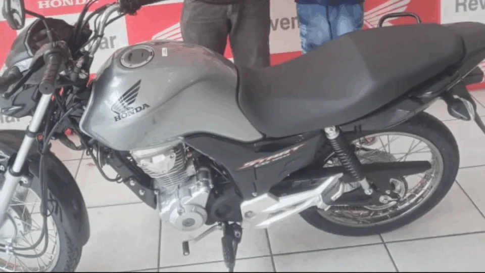 Jovem tem moto furtada após sofrer acidente, em Manaus