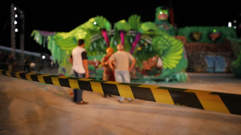 Vítimas da queda de alegoria em Manacapuru seguem internadas