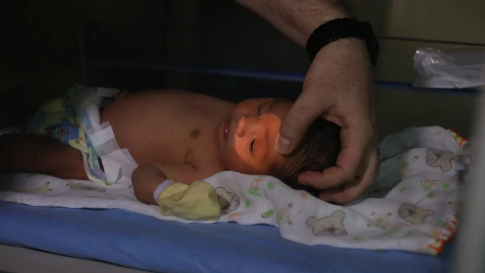 Teste do Olhinho passa a ser obrigatório em maternidades e hospitais públicos e privados no AM