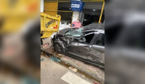 Suspeitos em carro na contramão causam grave acidente na Avenida Brasil