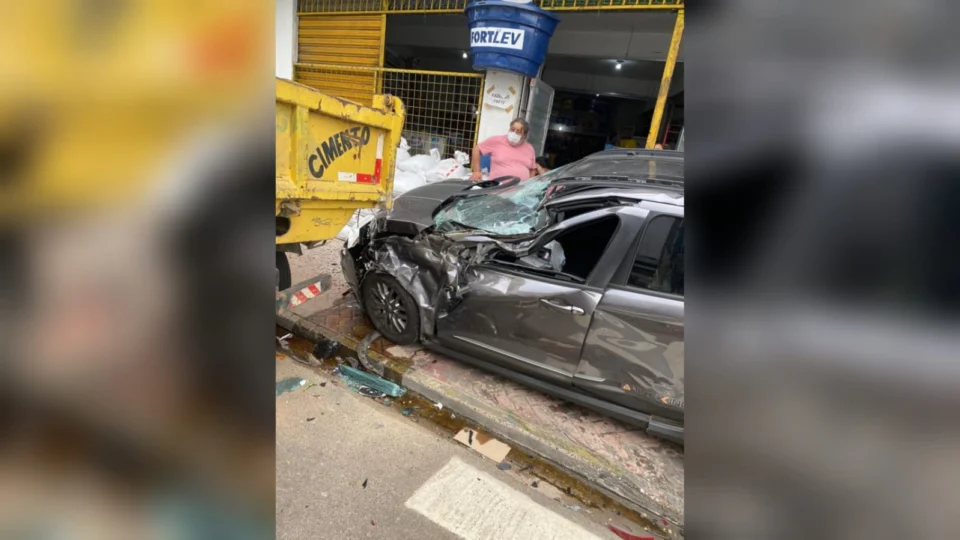 Suspeitos em carro na contramão causam grave acidente na Avenida Brasil