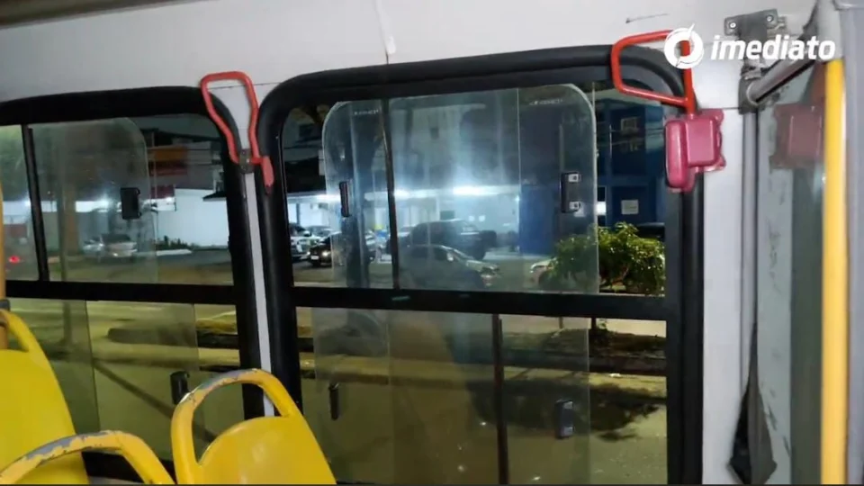 Assaltante aterroriza passageiros durante assalto a ônibus no Boulevard