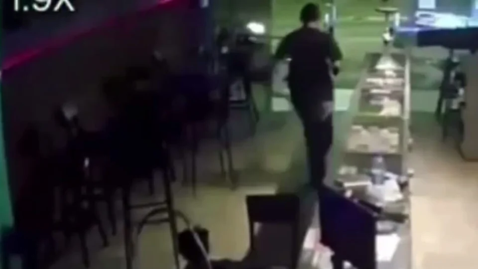 Vídeo: Jovem, membro de facção, é executado com vários tiros em tabacaria em Manaus