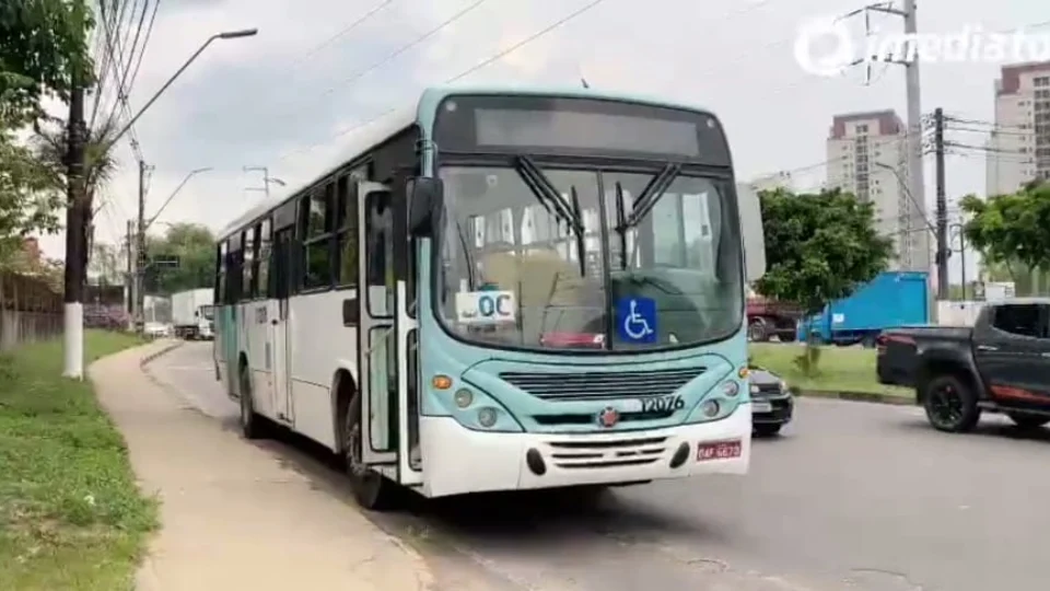 Criminosos tocam o terror durante assalto em ônibus no bairro Tarumã