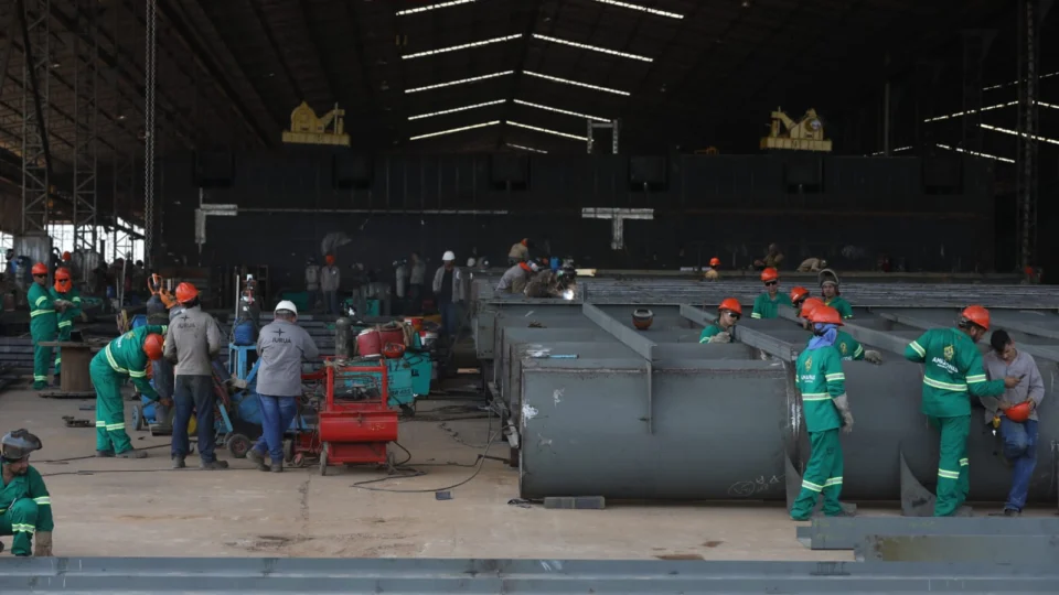 Obras de 25 terminais flutuantes para comunidades ribeirinhas passam por vistoria