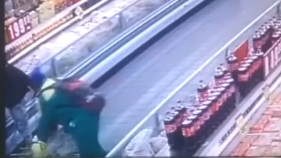 Câmera de segurança flagra mulher sequestrando bebê em supermercado