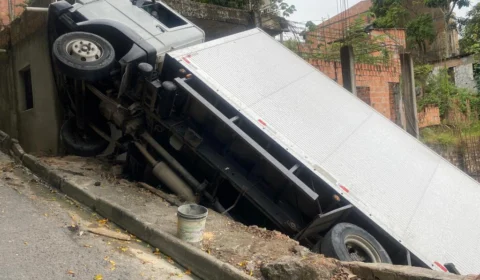 Caminhão tomba em frente a residência no bairro Gilberto Mestrinho