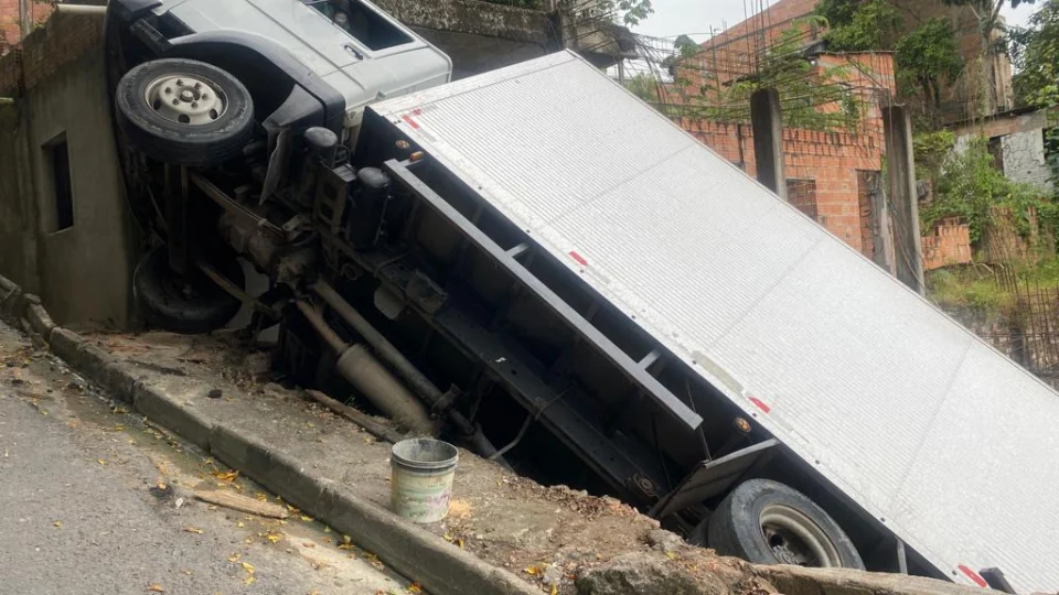 Caminhão tomba em frente a residência no bairro Gilberto Mestrinho