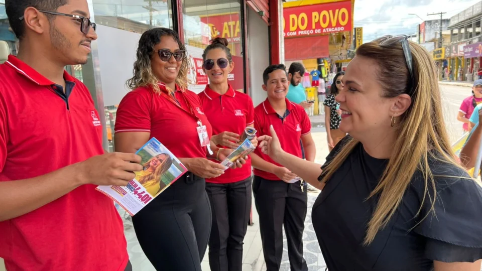 Delegada Emília Ferraz visita o bairro Cidade de Deus e é recebida por moradores e comerciantes da região