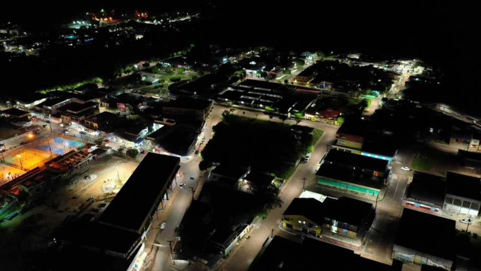 Com ruas mais iluminadas, passeios noturnos tornam-se mais frequentes em Presidente Figueiredo