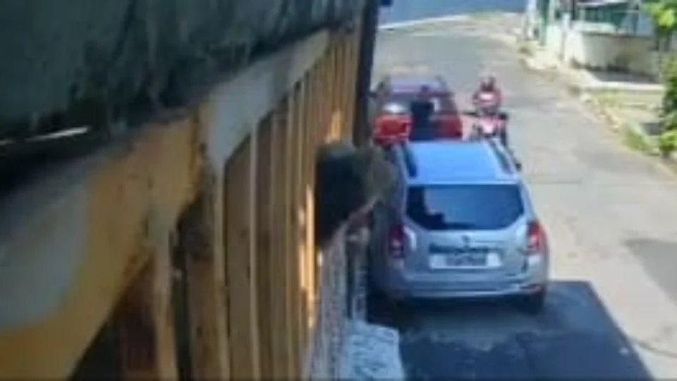 Motoqueiro aterroriza mulher durante assalto em Manaus
