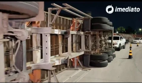 Motorista perde controle e carreta tomba no Distrito Industrial