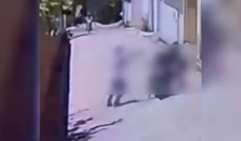 Vídeo mostra homem sendo morto enquanto transportava filhas em moto