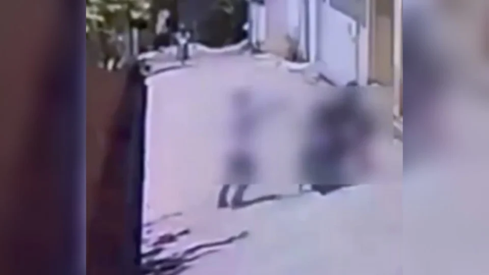 Vídeo mostra homem sendo morto enquanto transportava filhas em moto