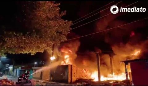 VÍDEO: Incêndio de grandes proporções atinge empresa de reciclagem na zona Norte