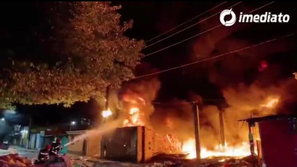 VÍDEO: Incêndio de grandes proporções atinge empresa de reciclagem na zona Norte