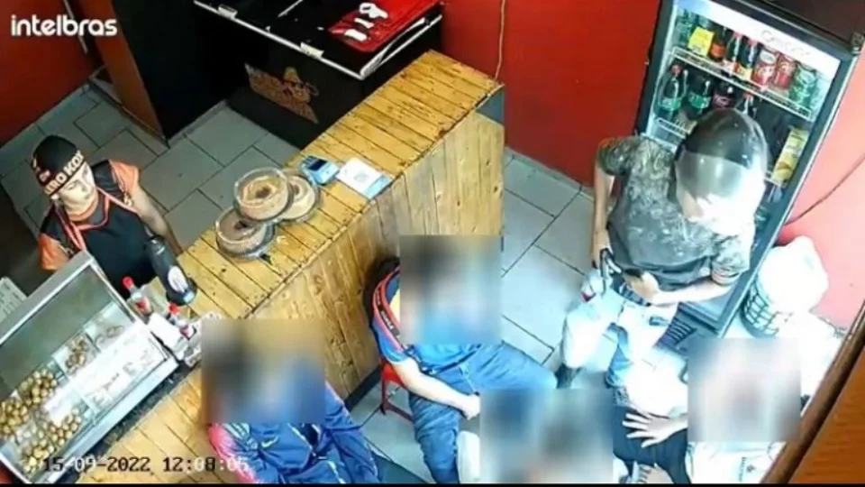 VEJA VÍDEO: Estudantes são vítimas de assalto em lanchonete de Manaus
