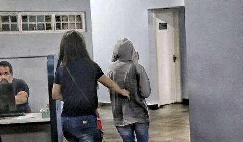 Funcionária de faculdade que levou facada no pescoço presta depoimento