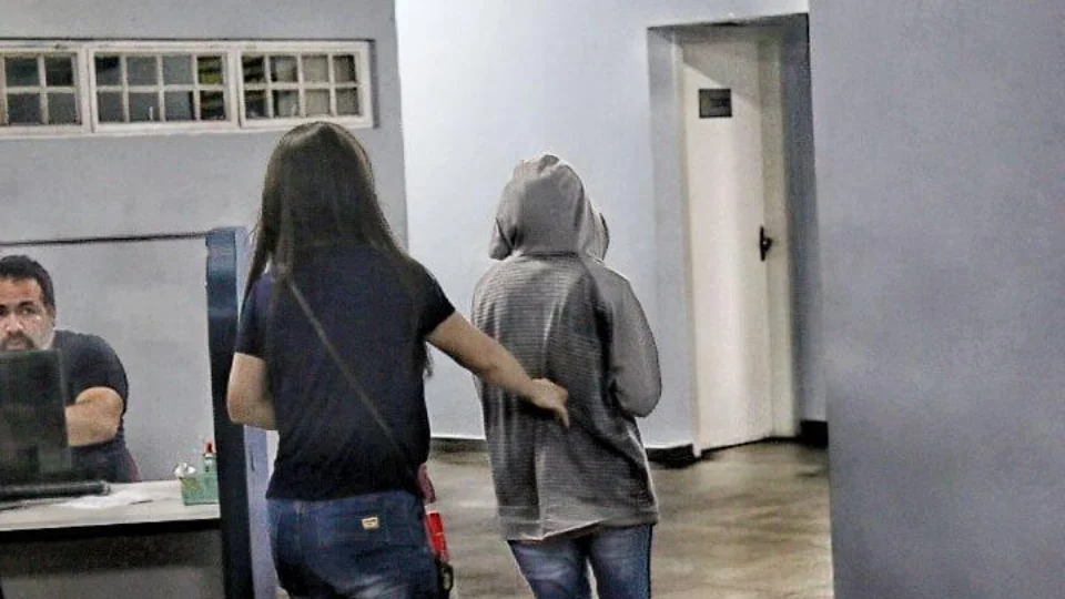 Funcionária de faculdade que levou facada no pescoço presta depoimento