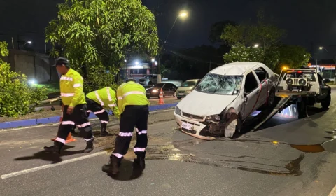 Motorista fica ferido após carro capotar em avenida de Manaus