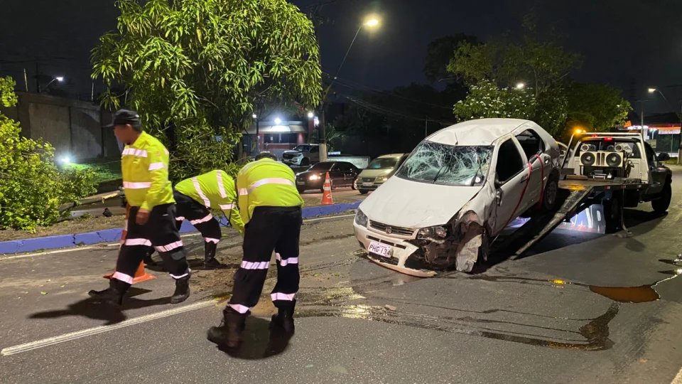 Motorista fica ferido após carro capotar em avenida de Manaus