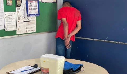 Homem se passa por vendedor de bombons para assaltar ônibus em Manaus