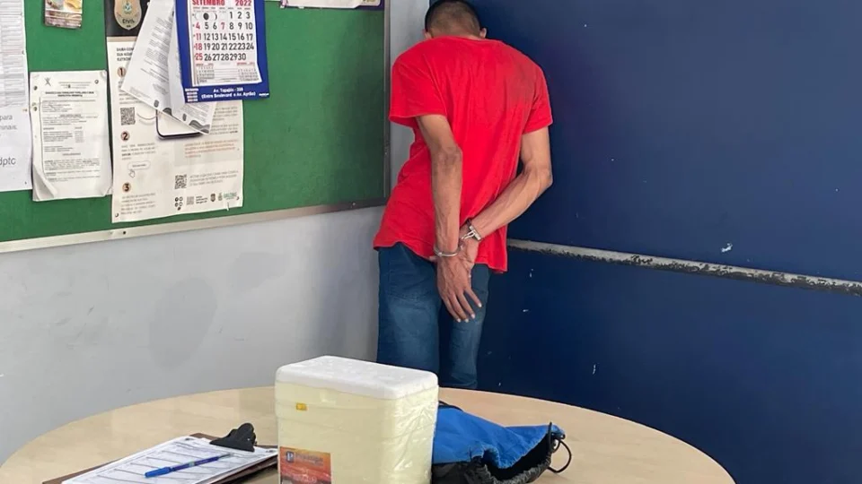 Homem se passa por vendedor de bombons para assaltar ônibus em Manaus