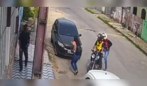 Dupla em moto assalta mulher na rua em plena luz do dia em Manaus