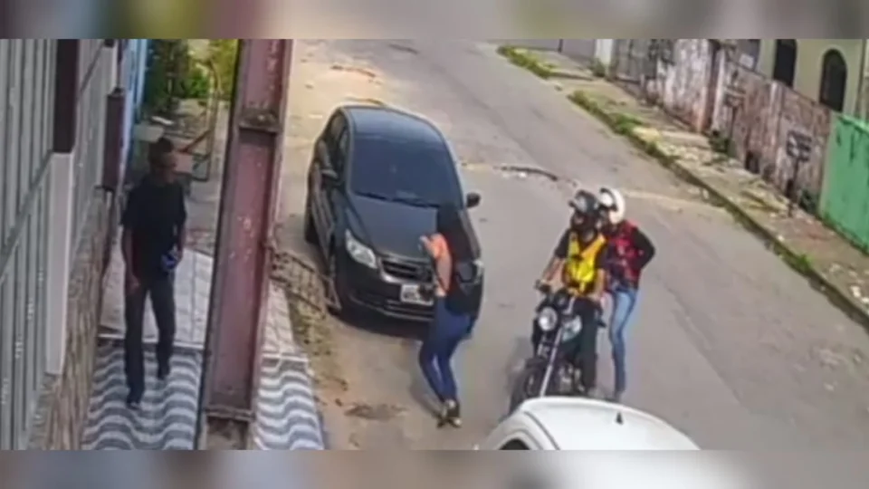 Dupla em moto assalta mulher na rua em plena luz do dia em Manaus
