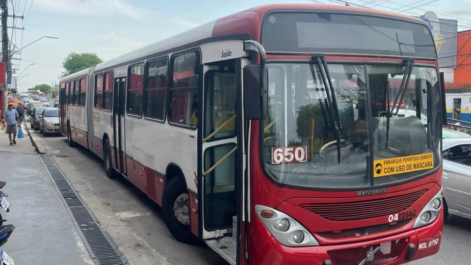 Quatro bandidos tocam o terror durante assalto em ônibus em Manaus