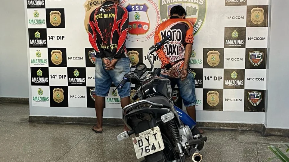 Dupla é presa com moto roubada na zona Leste