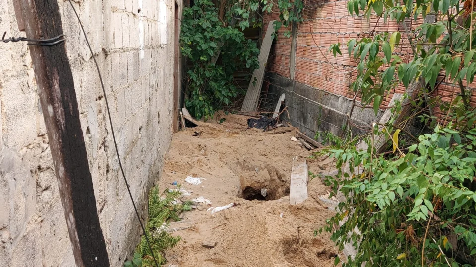 Cadáver que estava se decompondo em quintal de casa em Manaus é removido pelo IML