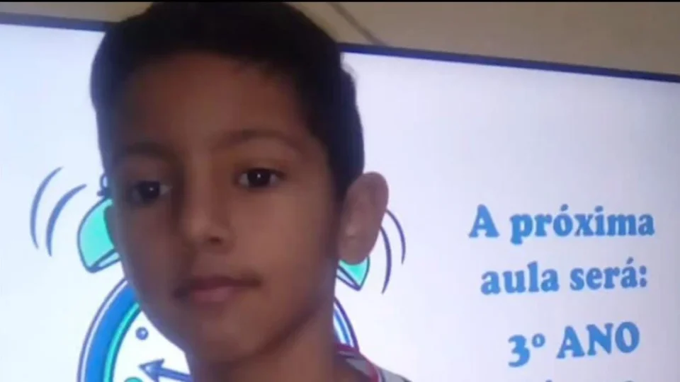 Criança de 10 anos desaparece e mãe está desesperada à procura