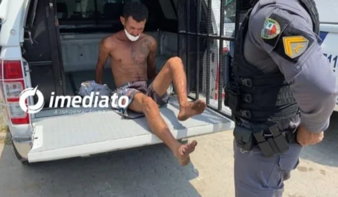 Homem é espancado por populares, tenta agredir os pais e acaba preso na zona Leste