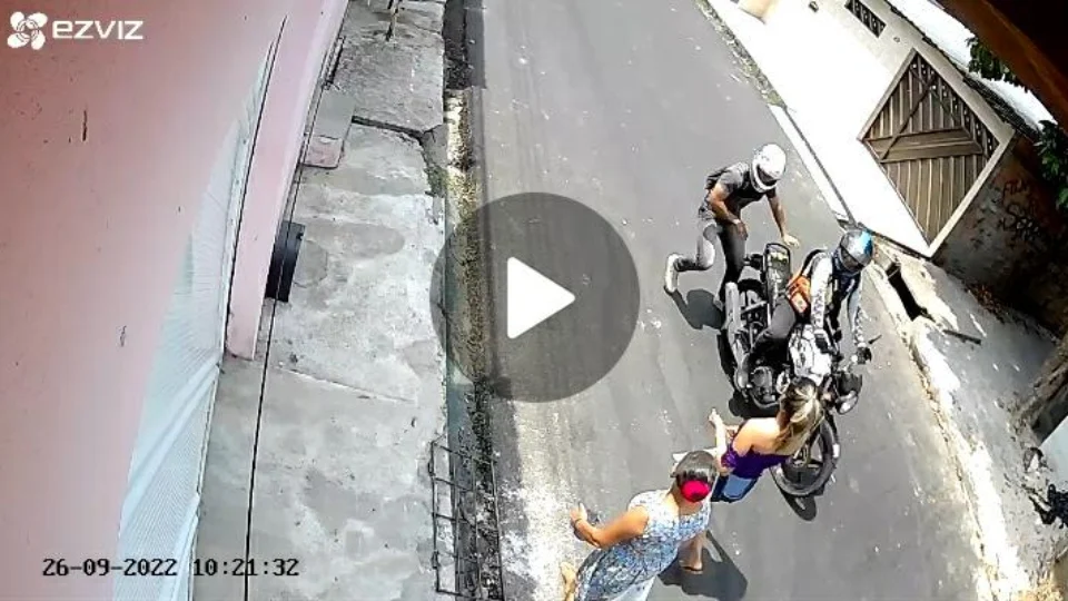 VÍDEO: câmera de segurança registra assalto no bairro São José