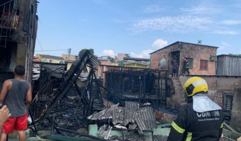 VÍDEOS: Incêndio atinge três casas no bairro Japiim